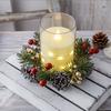 Weihnachtskerzenring, künstliche Tannennadeln, Tannenzapfen, Beeren, Girlande, rustikaler festlicher Kerzenkranz für die Tischdekoration zu Hause