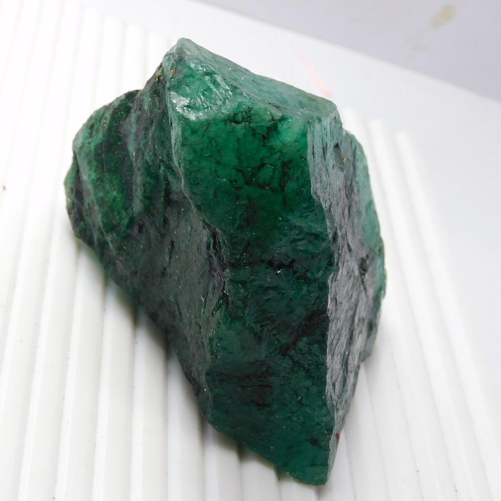 Natural Green Emerald Loose Gemstone Uncut Rough 127 Ct for Lapidary and Gem Collections