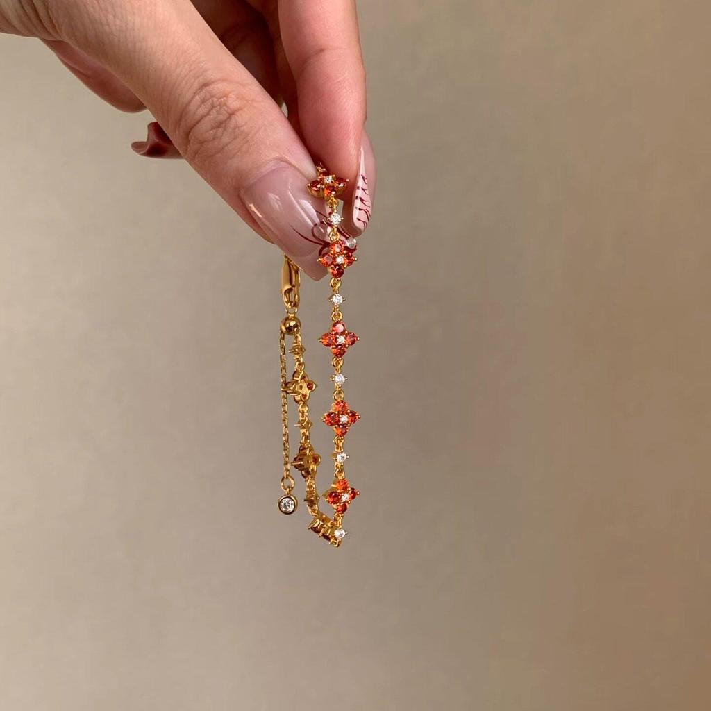 Zircon Clover Bracelet for Women, Elegant Four-Leaf Wristband - Versatile Jewelry for Daily Wear.