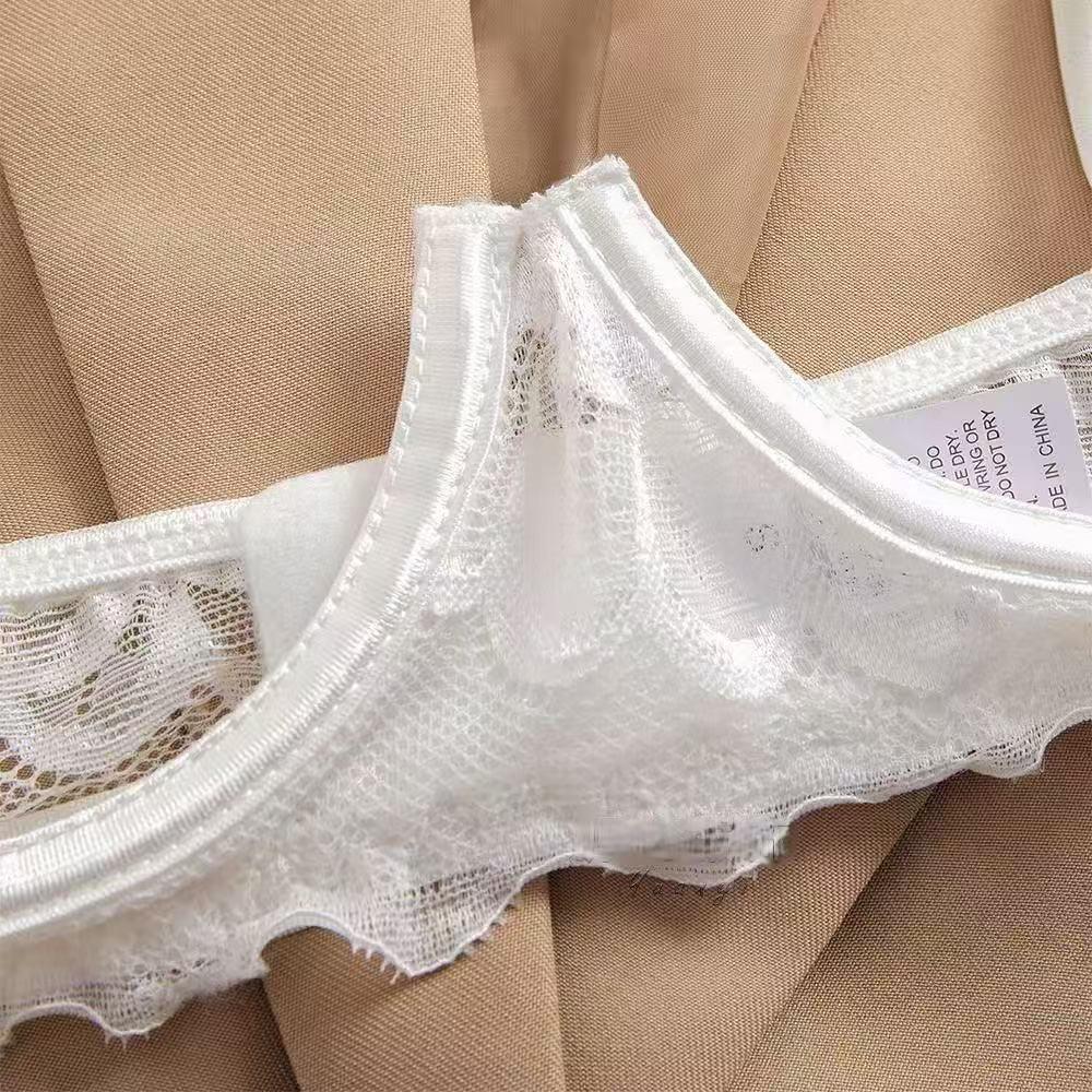 Blumen-Spitzen-Dessous-Set ohne Schritt: Zweiteiler mit Nippel-Enthüllung und sexy Cut-Out-Design