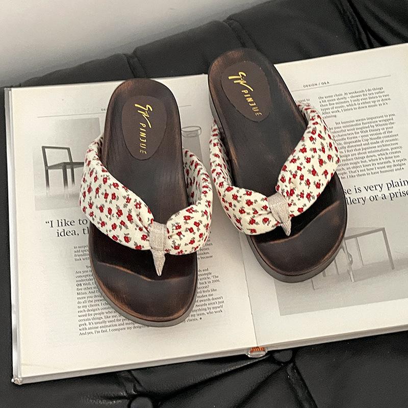 

Шлепанцы на толстой подошве французский ретро нишевый дизайн крутые тапочки женские 2025 новый сказочный стиль маленький человек 40