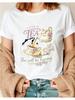 Ein einzelnes Sommerkleidungsstück für Damen mit einem grafischen T-Shirt mit dem Text I AM THE TEA Perfekt für den Nachmittagstee Es