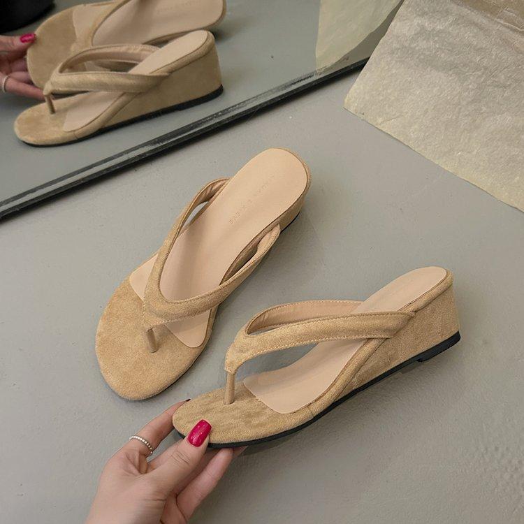 

Small slope heel flip-flop shoes women 2025 summer wear increase height and thinness beautiful beach cool slippers women 39 хаки