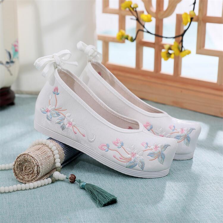 Elegant Embroidered Flower Shoes Hanfu Style Women's High-Rise Shoes Cotton Lined Slip-On Traditional Chinese Costume Footwear