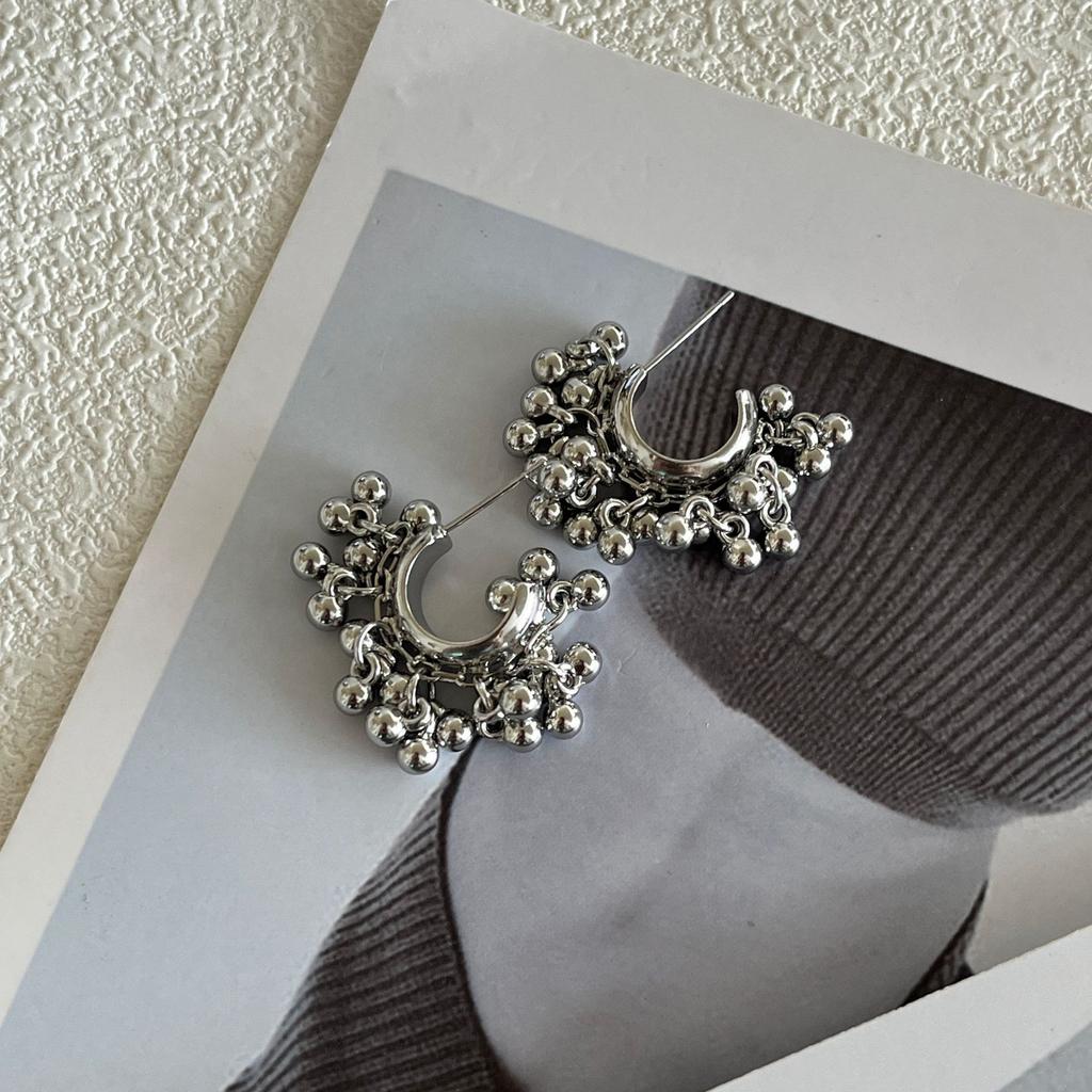 French Retro Pearl Metal Ball Fringed Earrings Women'S Personality Versatile Temperament Fashion Stud Earrings