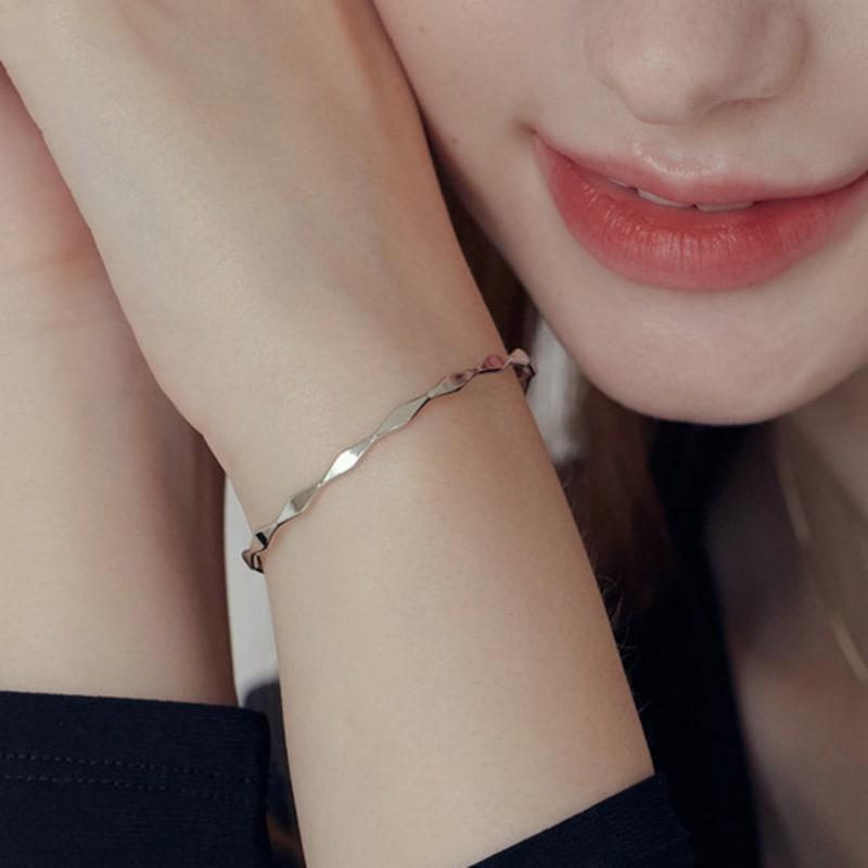 

Shertz Daily Standard Sling Bracelet Bangle Silver