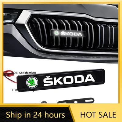 Samolepka na auto 2025 Horké 1/2 ks Dekorativní světlo na auto LED Přední mřížka Kapota Znak Odznak Dekorace Pro Skoda Octavia Fabia RS Kamiq Kodia