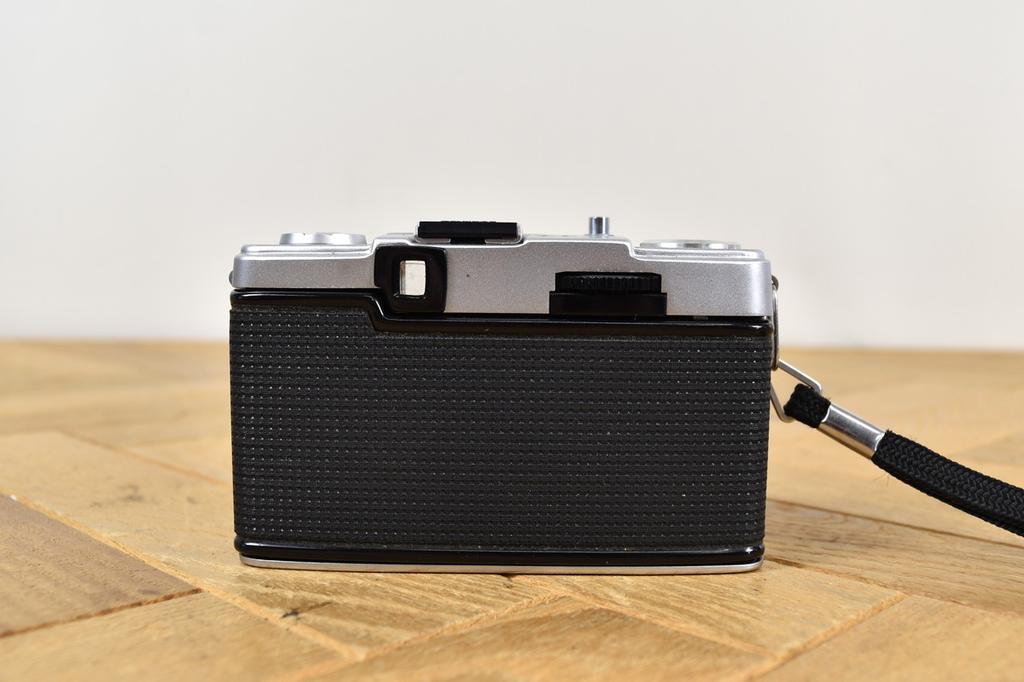 Olympus PEN EE‑3 Half Frame Camera 35mm Film Camera Red Flag OK Vintage Japan