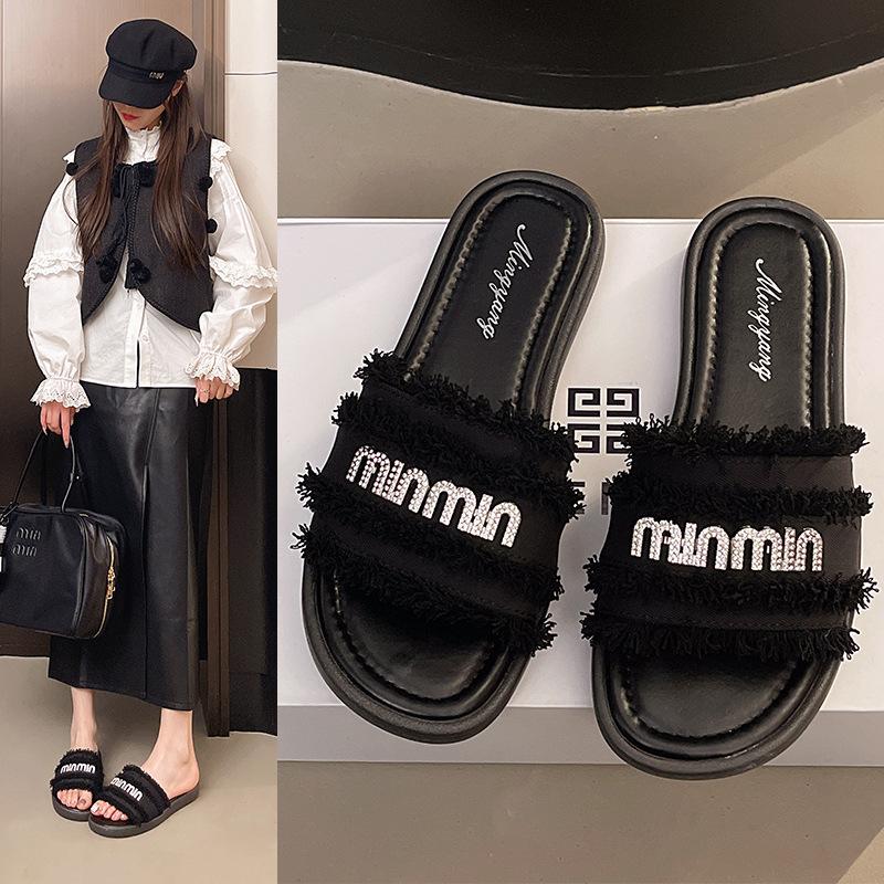 Franska små doftande tofflor kvinnor bär 2025 sommar nya internetkändis fyrkantigt spänne strass bokstav platt botten badsandaler