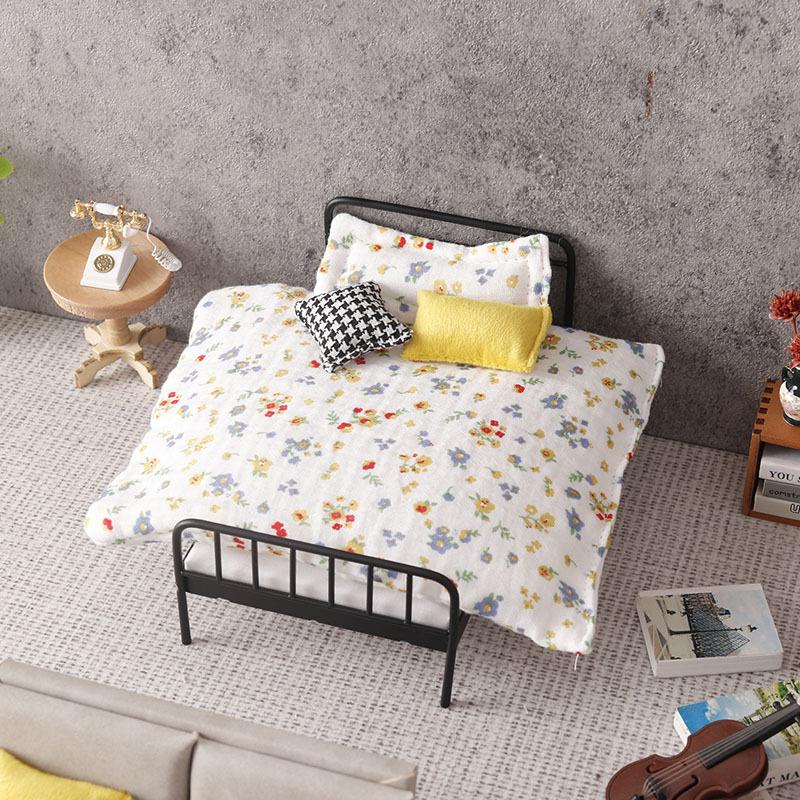 1:12 Mini-Puppenhaus-Bett-Sets mit Decke, Simulationskissen & Bett, Schlafzimmerdekoration & Mikro-Szenen-Requisiten Hohe Qualität