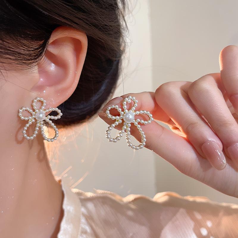 White Imitation Pearl Hollow Big Flower Stud Earrings for Women Jewelry Boucles D'oreilles Pendientes Valentine's Day Girl Gifts Wholesale