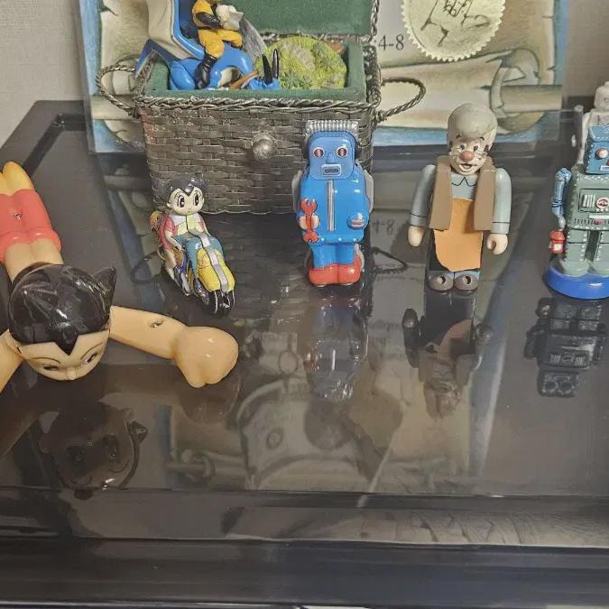 

5 Atom Figures Sell In Bulk