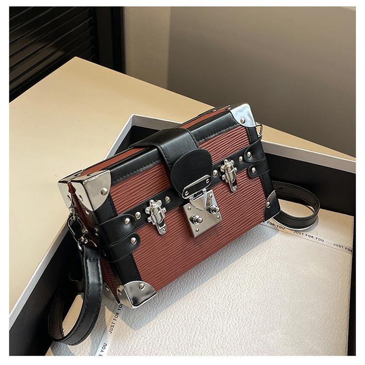 

Женская сумка-коробка из искусственной кожи с заклепками, винтажная твердая сумка через плечо, сумки через плечо для женщин в европейско-американском стиле, дизайнерская сумка