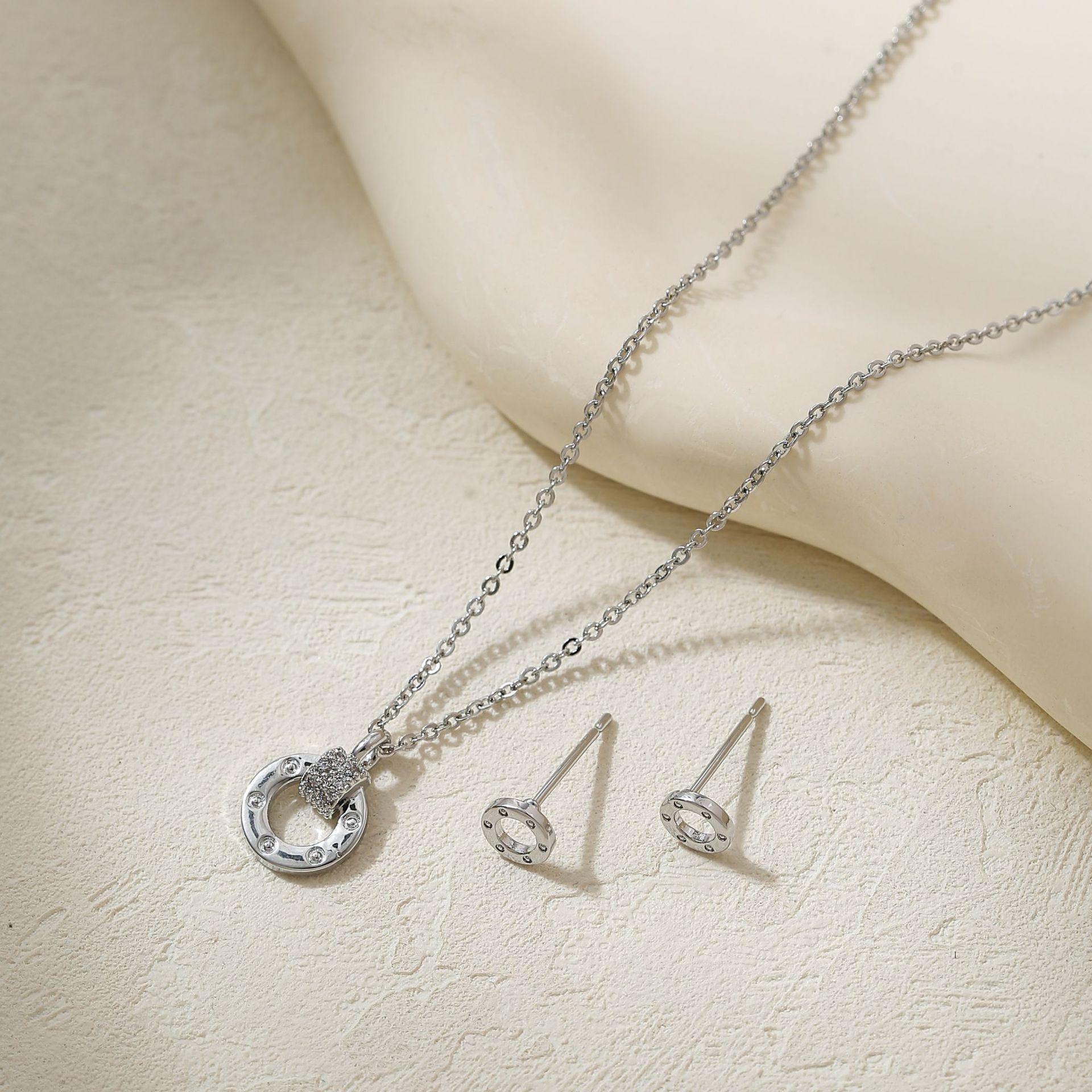 

Комплект из 8 серег и ожерелья с мерцающим цирконием: Универсальные модные украшения для поездок на работу TN01396