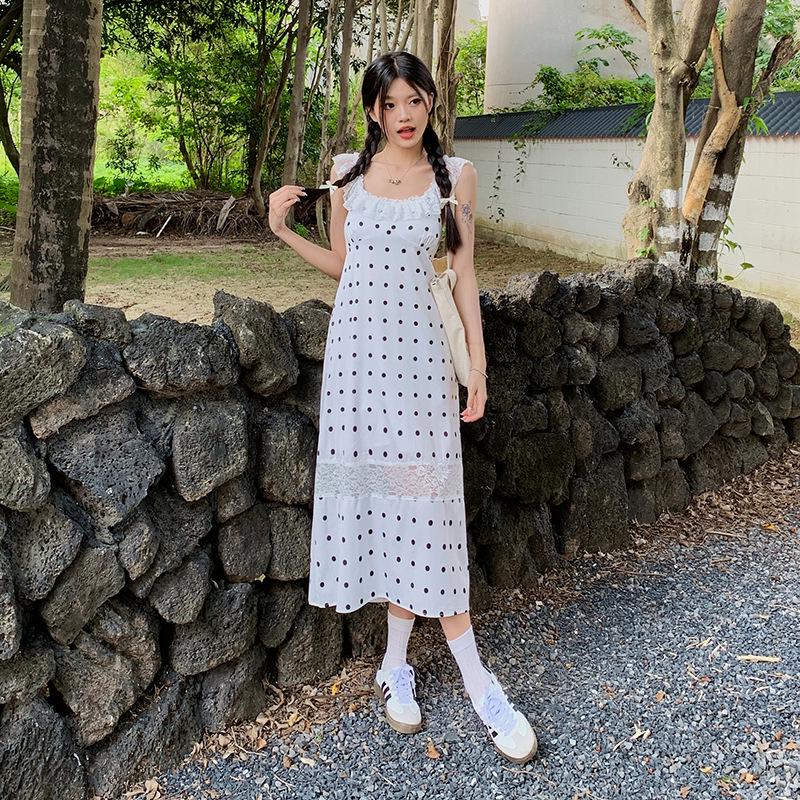 

Романтичное платье-комбинация в горошек с тонкими бретелями, открытой спиной и приталенным силуэтом M