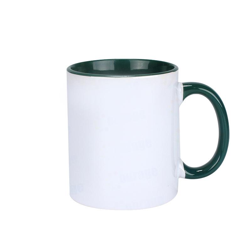 Bílý hrnek s barevným uchem a designem s tepelným přenosem