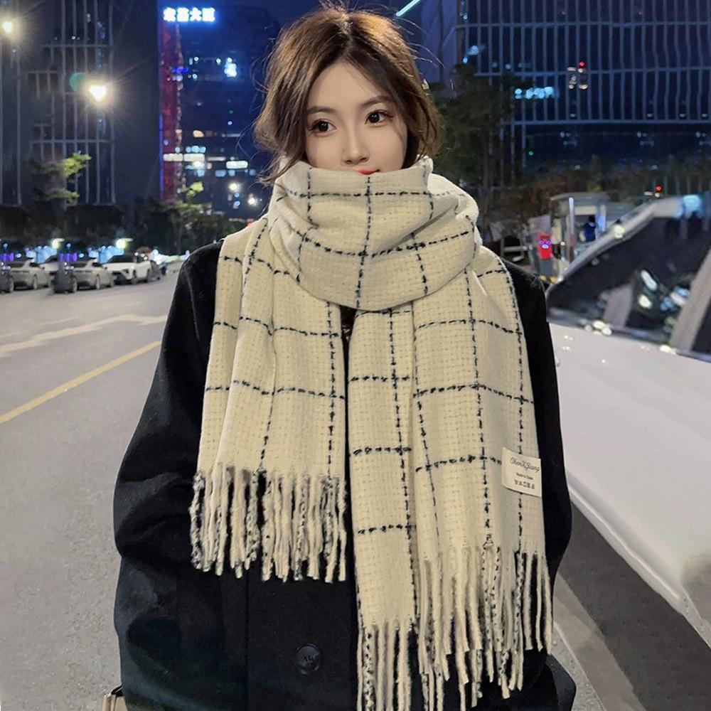 Dashed line black and white atmosphere high-end scarf couple scarf student autumn and winter new Korean warm scarf tide