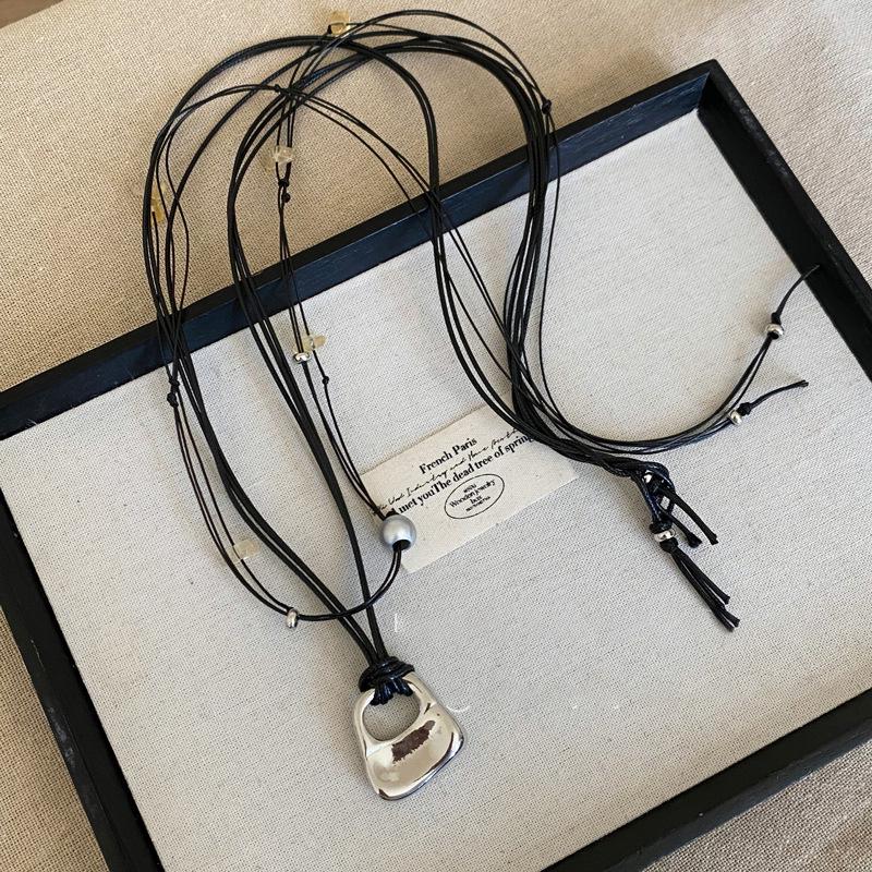 Retro Irregular Bow & Heart Tassel Necklace - Cool Versatile Clavicle Chain for Autumn & Winter