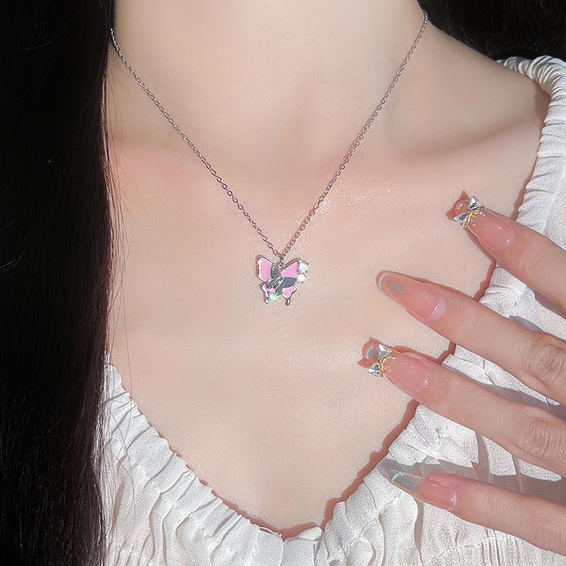 Rosa Butterfly Halskjede Dame Temperament Ins Fairy Fladderende Kragebeinskjede i rustfritt stål