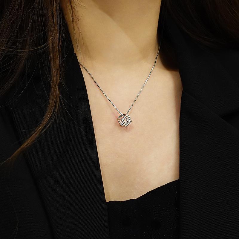 Personalized Clavicle Chain Luxury Pendant Necklace for Women - Cool, Niche Design