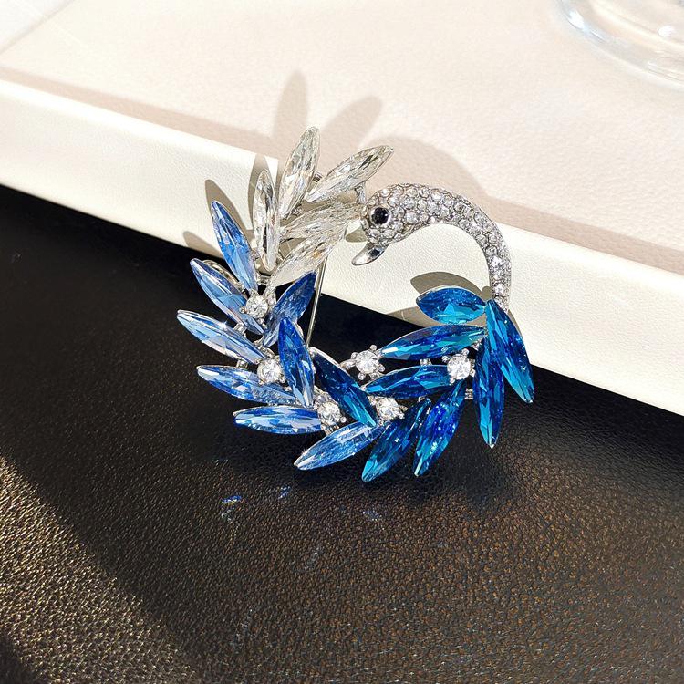 Elegant Rhinestone Animal Brooch: High-End Flower Design for Women's Coats and Accessories