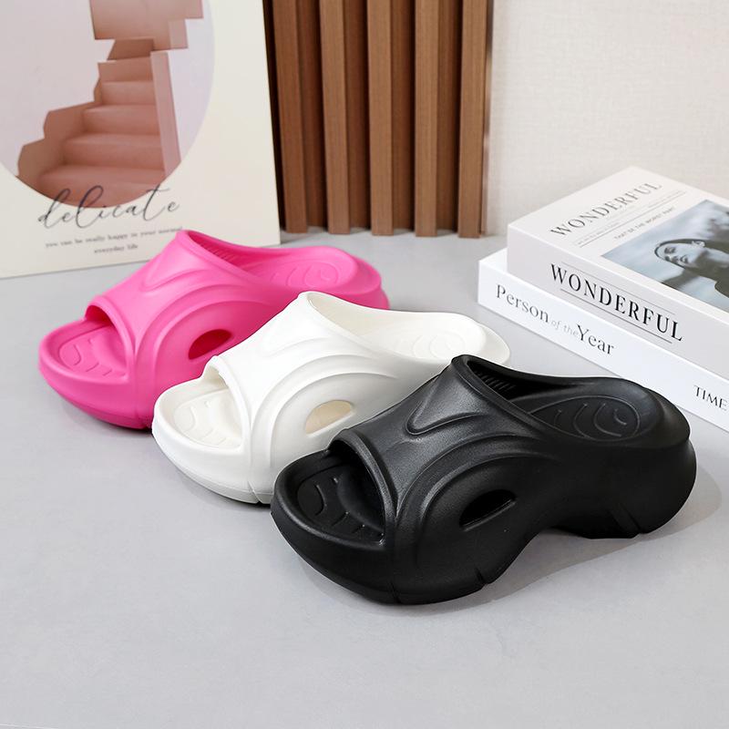 Women's Summer 2024 Height-Boosting Thick-Soled Outdoor Slippers with Squishy Feel for Versatile Wear