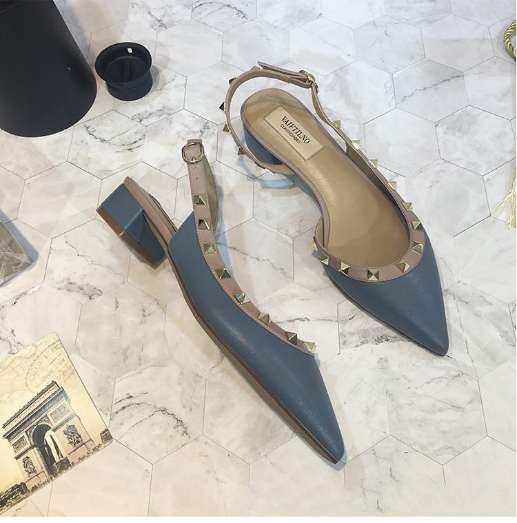 Sandales rivetées pour femmes, nouvelles chaussures plates pointues en cuir laqué Baotou Temperament, talons hauts, tailles 33 à 41, 2024