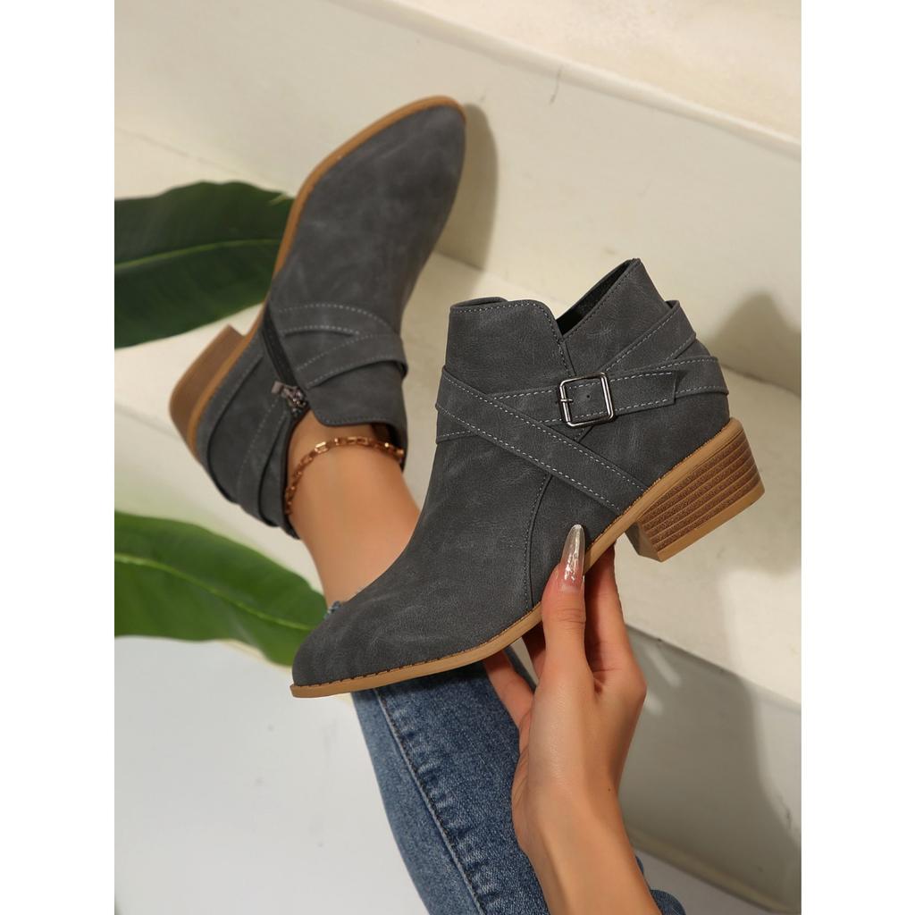 Neue Chelsea Boots in Übergröße mit spitzer Zehenpartie - Damen Stiefeletten mit Kreuzriemen, Seitenreißverschluss und mittelhohem Absatz