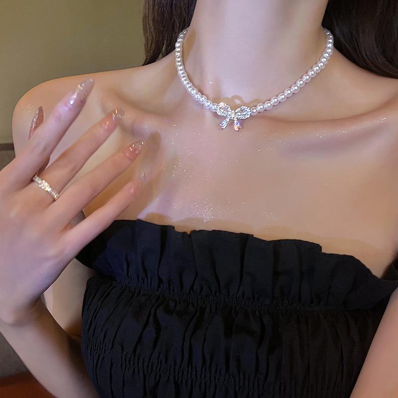 

2025 Pearl Bow Clavicle Necklace: Elegant & Trendy Women s Choker
