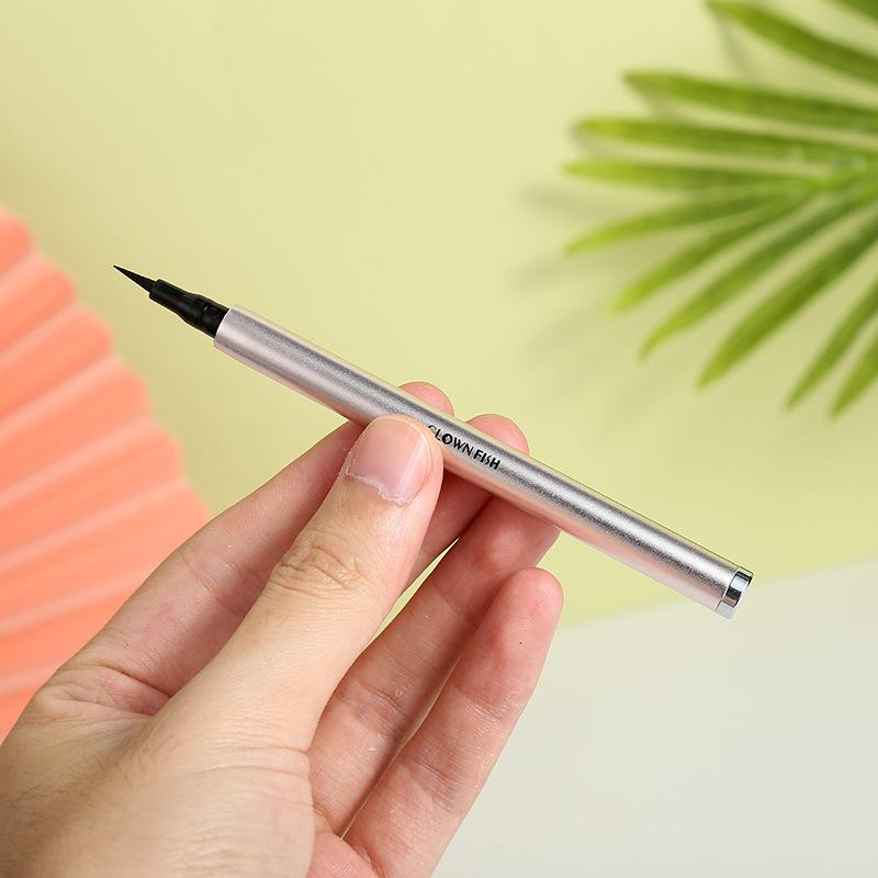 Der extrem feine flüssige Eyeliner ist langanhaltend, wasserfest und verschmiert nicht. Er ist ein dünnspitziger flüssiger Eyeliner für Anfänger.