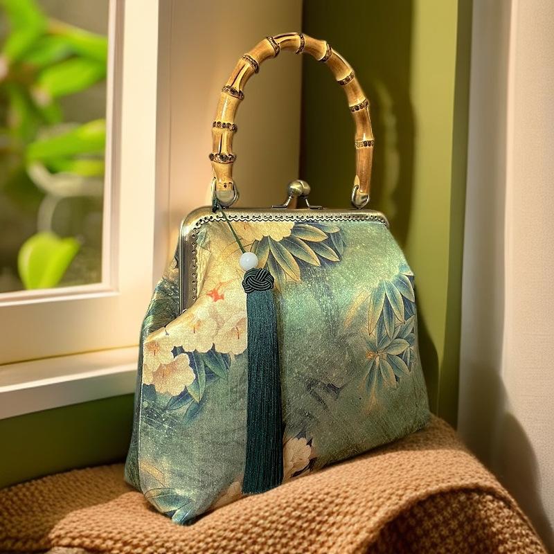 

New Chinese Style Handbag Fashion Tassel Shoulder Crossbody Bag Large Capacity Embroidery Bag Wrist Bag Hanfu Clutch Bags