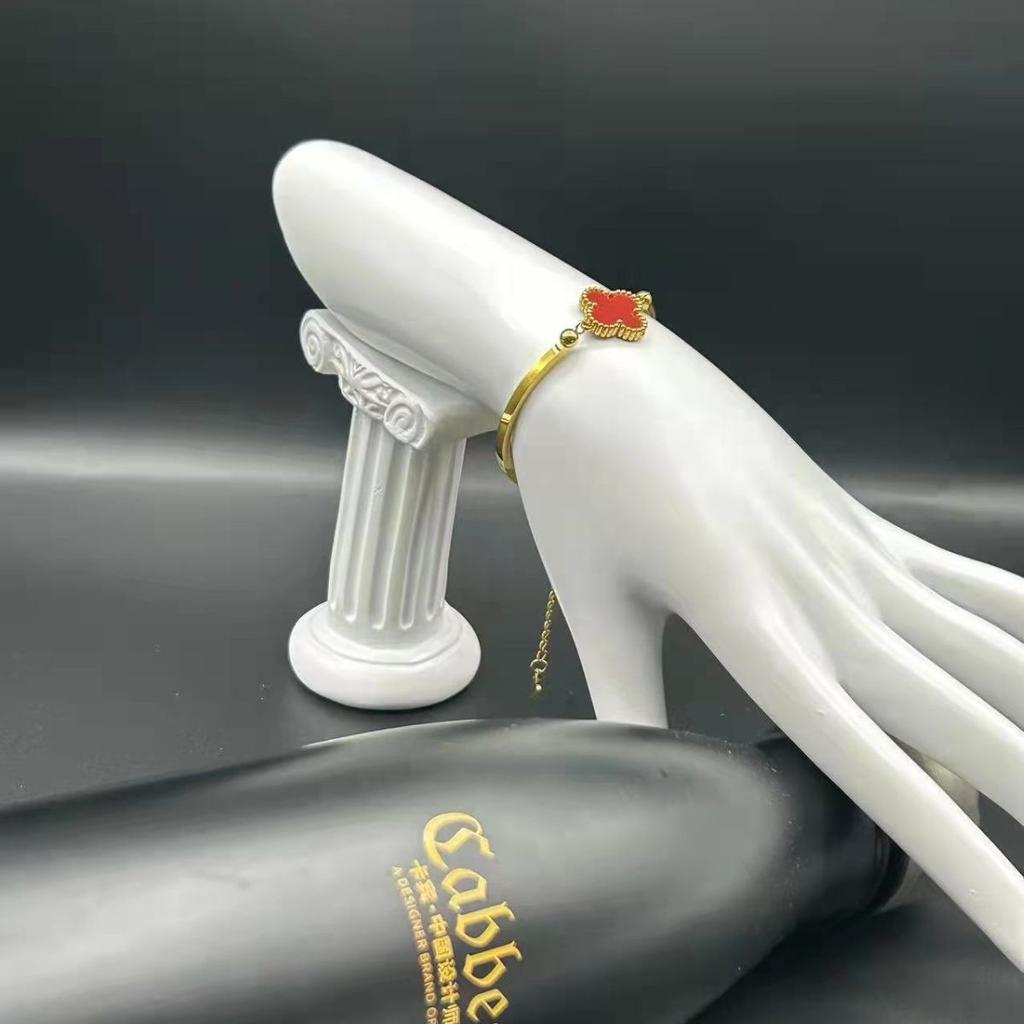 Modisches und personalisiertes neues funkelndes Armband. Klassisches Damen-Armband mit vierblättrigen Gras-Mikro-Intarsien