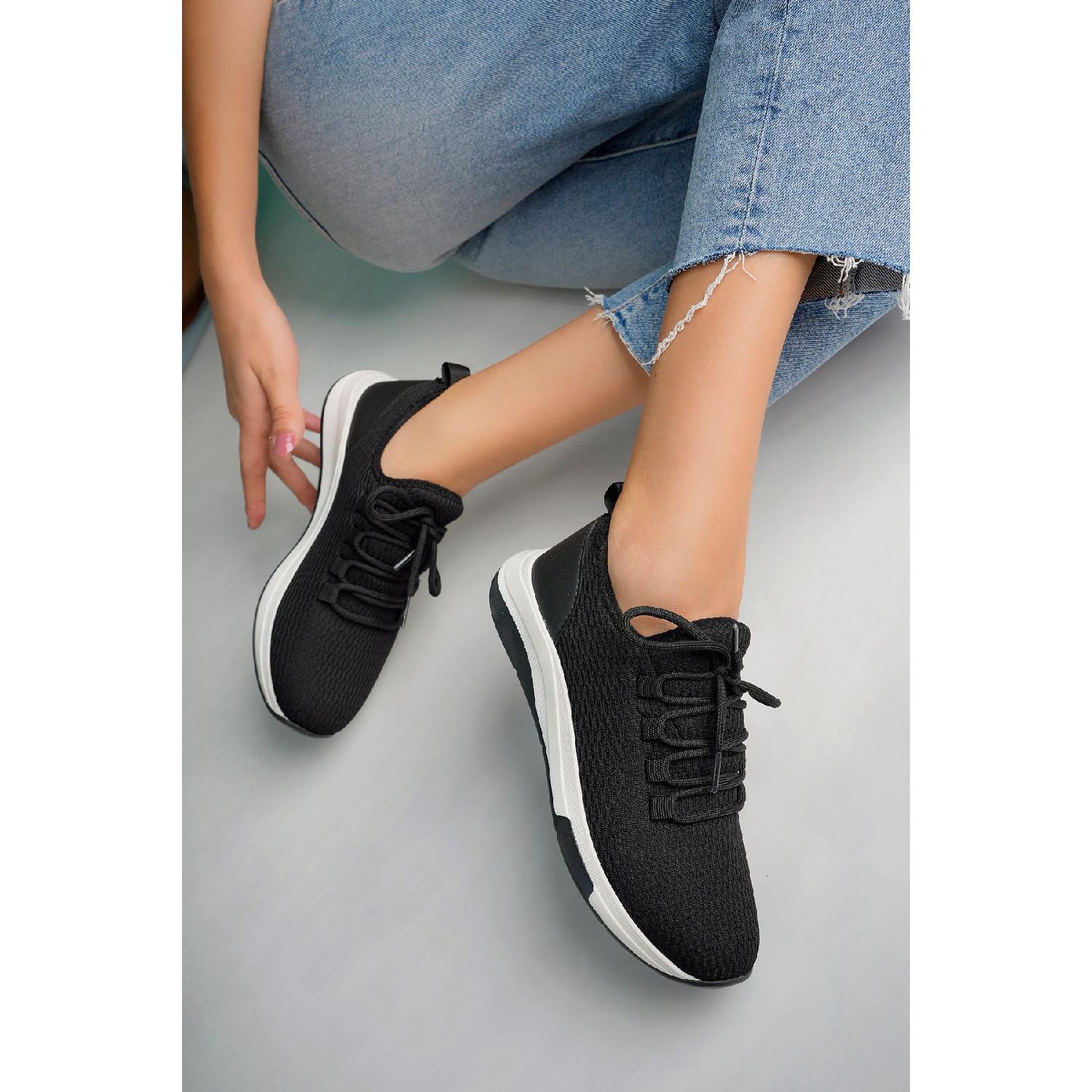 

Black Woman Besides Daily Shoes 36 чорний