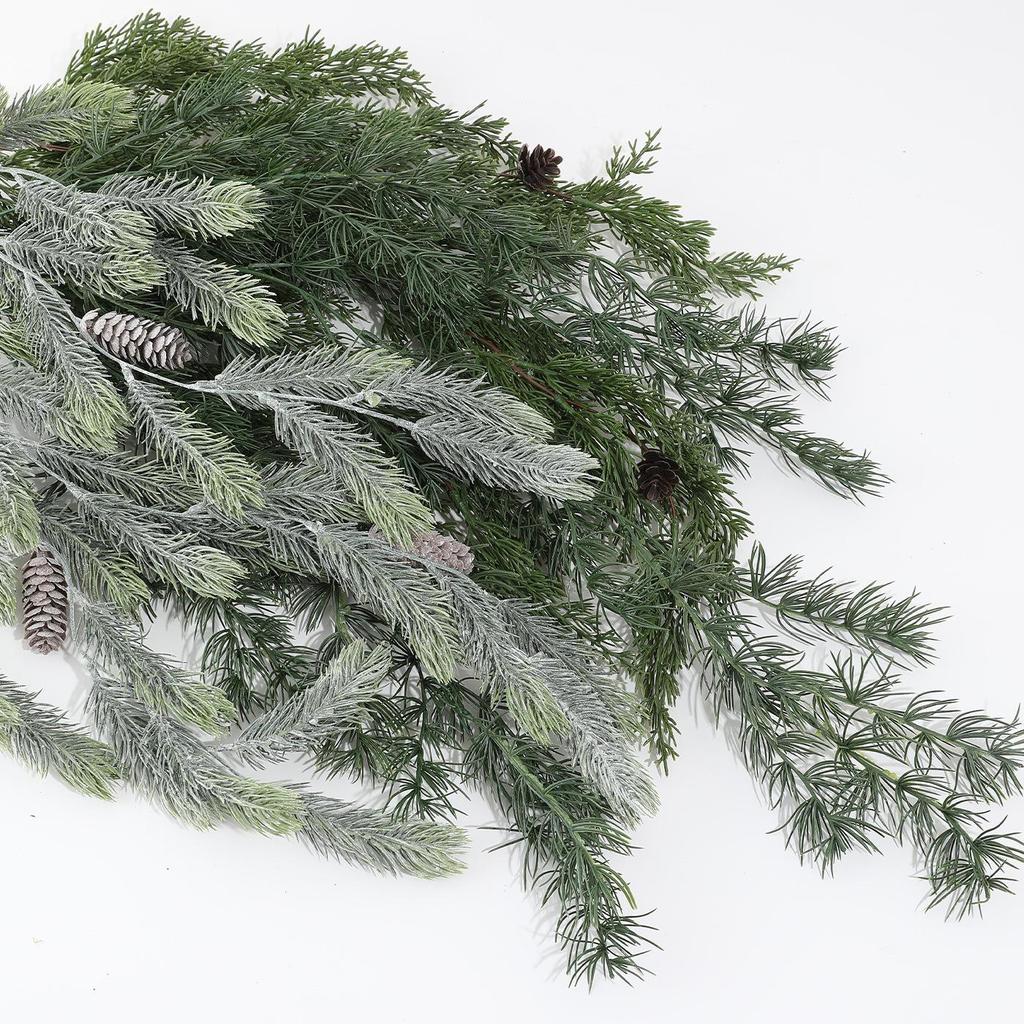 Artificial Christmas Wreath with Pine Needles and PE Leaves for Wall Hanging Decoration