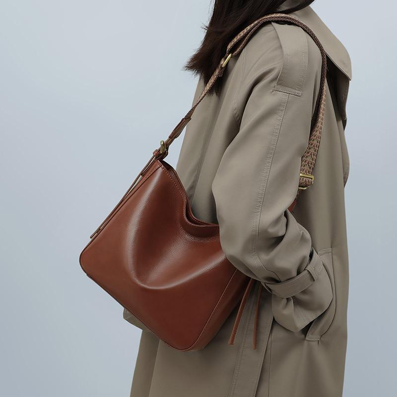 Bucket Bag Autumn and Winter New Messenger Women's Bag Leather Large Capacity High Sense Commuter Bag Versatile