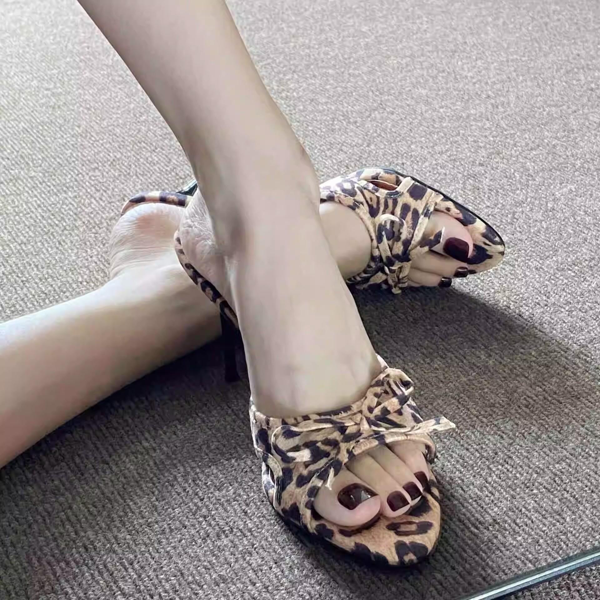 

Сексуальные босоножки с бантом на тонком каблуке с леопардовым принтом, женские, лето 2025, новый нишевый дизайн, модные, универсальные, высокие каблуки Spice Girls 42