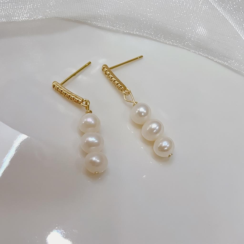 Simple natural freshwater three-bead pearl earrings, silver needle stud earrings ins trendy fashion light luxury niche design earrings