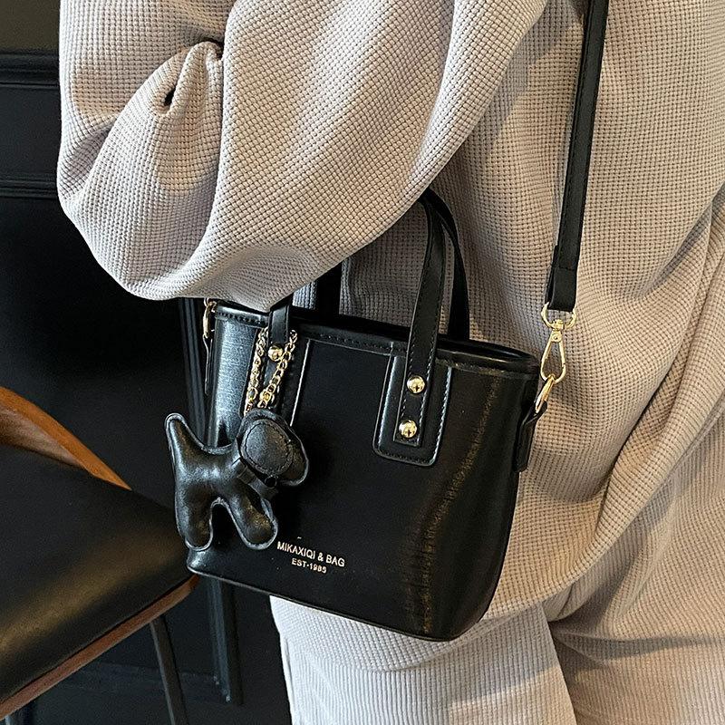 2025 fashion trend high sense niche design contrasting colors portable bucket bag versatile commuter temperament messenger bag woman