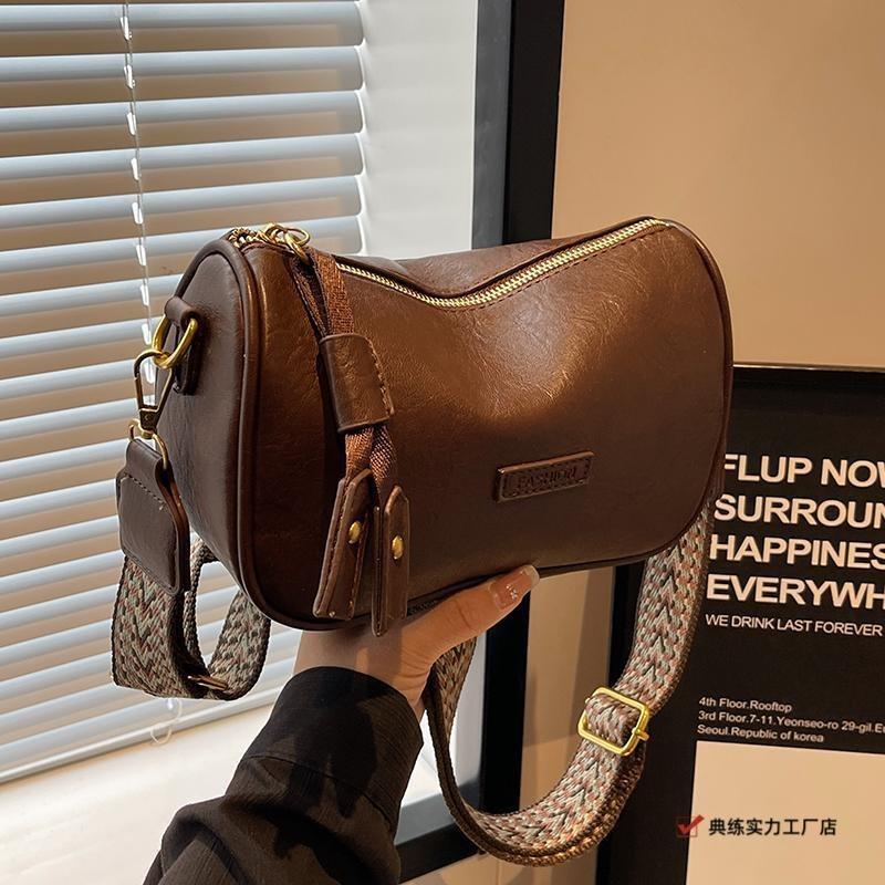 This year, Boston bags are popular, niche retro new broadband messenger bags, women's versatile small bags, pillow bags.