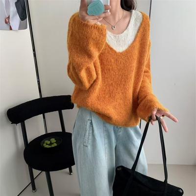 Zwei V-Ausschnitt Strickpullover lassen Sie im neuen Herbst- und Winterstil jünger aussehen. Weiche, weiche und lässige Pullover für Damen