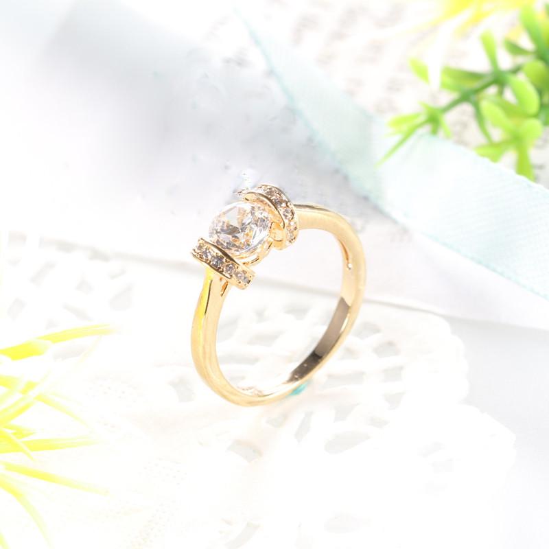 

Обручальное кольцо с кристаллом геометрической формы 9