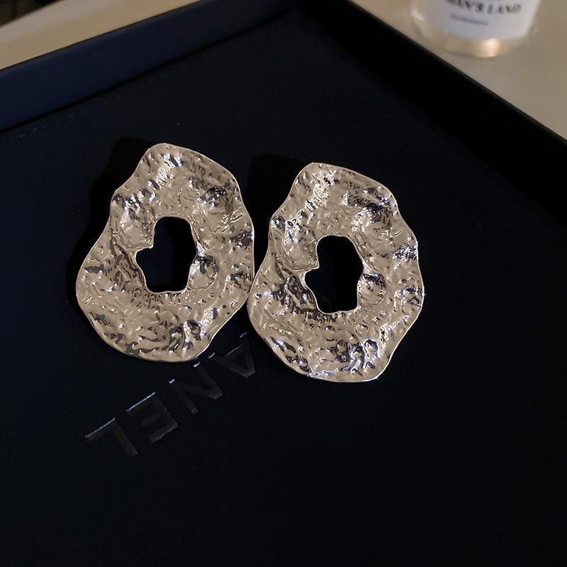 Přehnané kovové náušnice evropského a amerického stylu – stříbrná jehla, módní špičkový design pro ženy