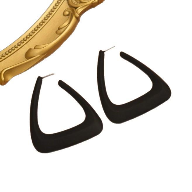 Boucles d'oreilles triangle pour femmes européennes et américaines: Style Simple, Cool & Luxueux - Accessoires de Niche Populaires