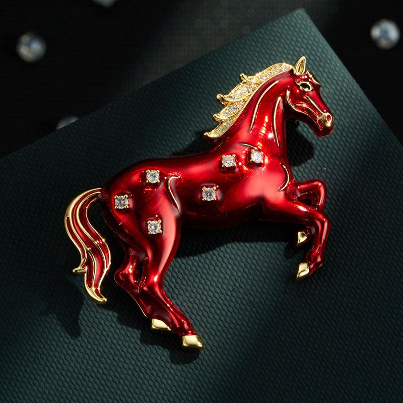 Mode Klassische Rote Pferde Broschen Für Frauen Tierkreiszeichen Pins Pullover Mantel Dekoration Lässige Party Accessoires Neujahrsgeschenke