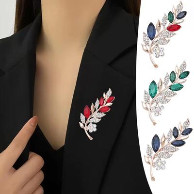 Strass Blattförmige Brosche Kristall Metall Revers Pins für Damen Valentinstag Geschenk Stilvoller Party Schmuck Zubehör