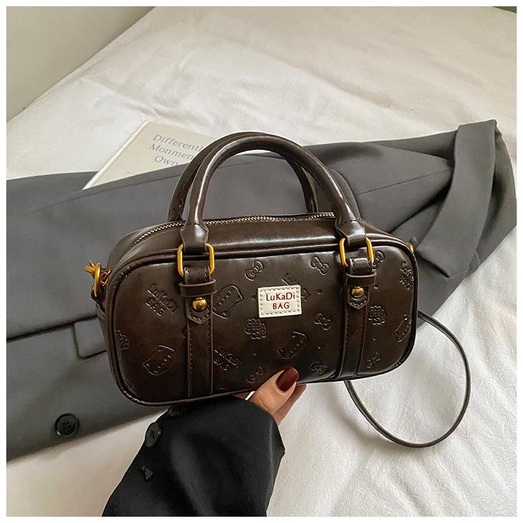 Fashion niche portable Boston bag women's 2025 new foreign retro commuter bag super fire shoulder messenger bag