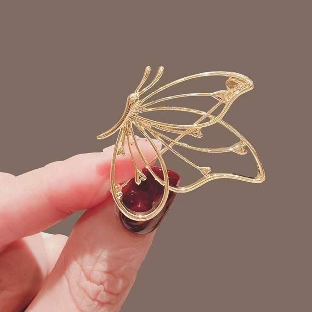 Clothes Accessories Hollow Butterfly Brooch Metal Badge Pin Butterfly Lapel Pins  Party Favors