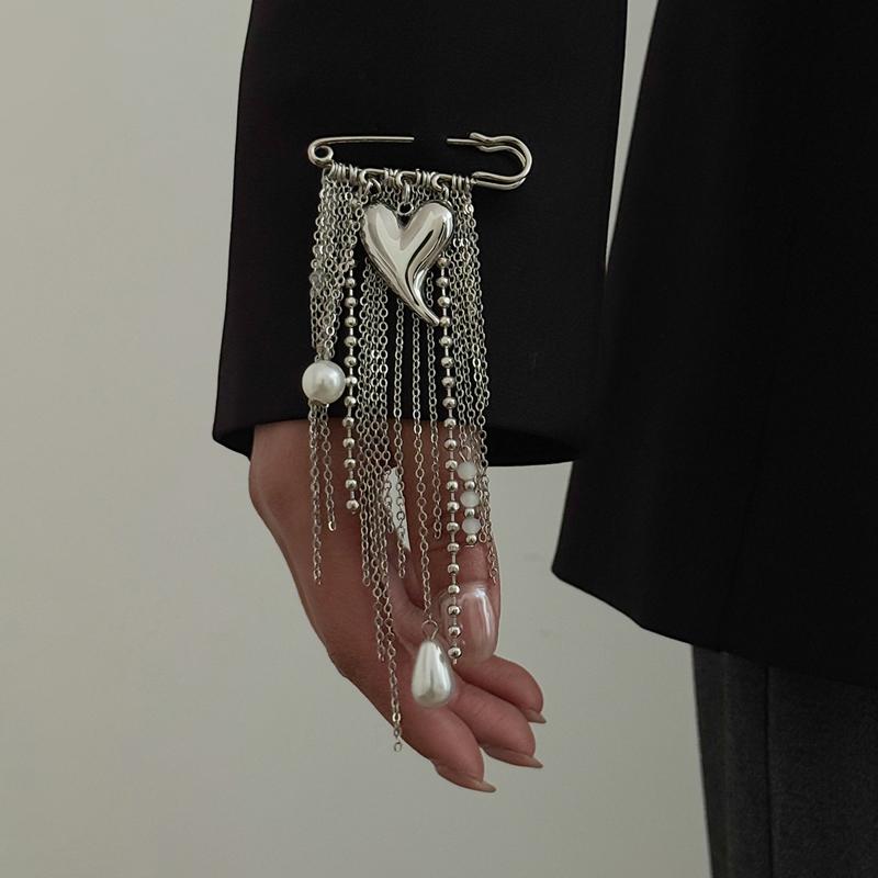 Fashion Heart Chain Tassel Brooch for Women Exaggerated Imitation Baroque Pearl Multi Layer Suit Pin Multi-Functional Jewelry