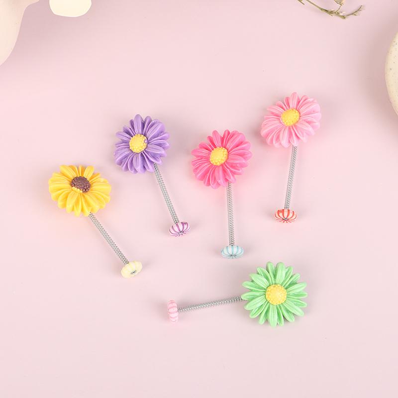 5Pcs Cartoon Small Fresh Cute Swing Daisy Car Center Console Dashboard Toys Creative Shaking Head Flower Car Interior Ornaments