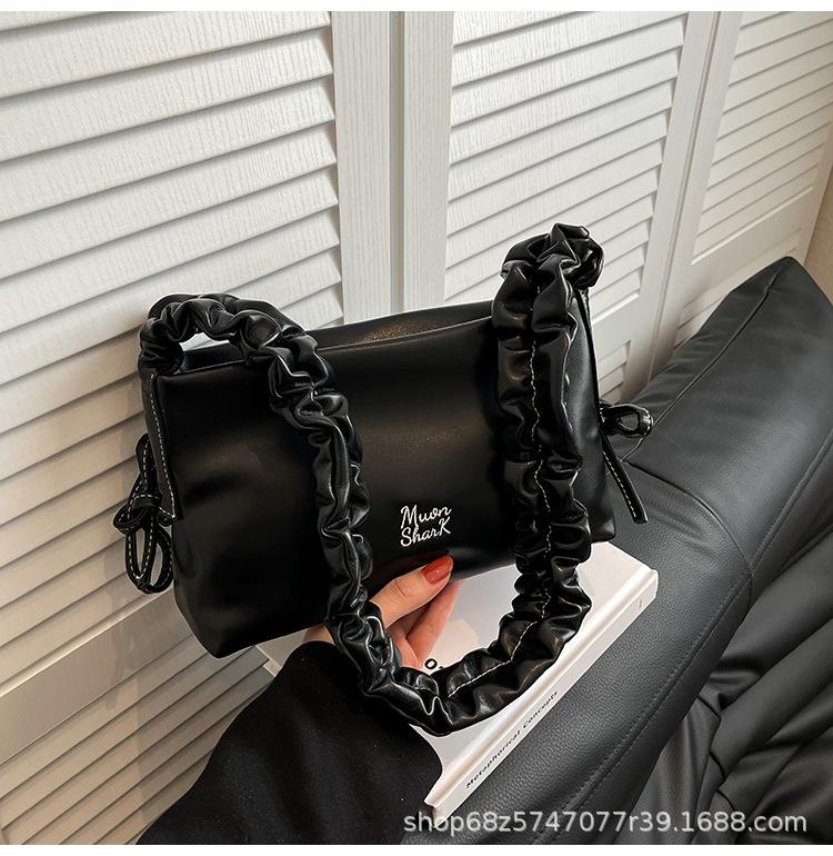 

Casual bag women s 2025 new shoulder bag messenger bag large capacity foreign style pleated small square bag women s commuter bag чёрный